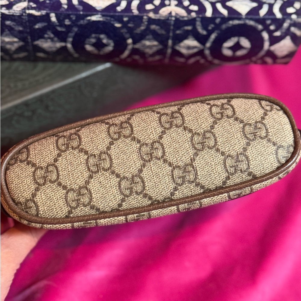 Gucci Cream and Brown Cosmetic Bag with GG Monogram - Picture 4 of 10